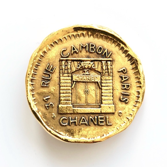 CHANEL Jewelry - CHANEL Gold Vintage 1980's Engraved Round Brooch